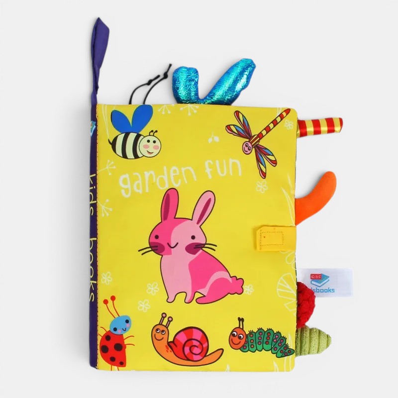 Livre en tissu Petit Éveil Montessori jaune avec des illustrations d'animaux de jardin : lapin, coccinelle, escargot, chenille, abeille et libellule.