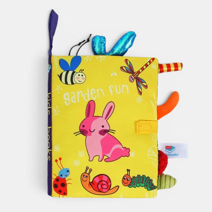 Livre en tissu Petit Éveil Montessori jaune avec des illustrations d'animaux de jardin : lapin, coccinelle, escargot, chenille, abeille et libellule.