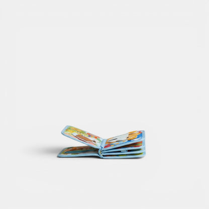 Livre d'éveil Petit Éveil Montessori en tissu bleu avec des illustrations colorées d'animaux et de la nature.