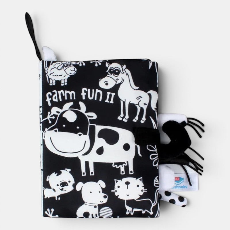 Livre en tissu noir et blanc Petit Éveil Montessori avec illustrations d'animaux de la ferme, idéal pour l'éveil sensoriel.