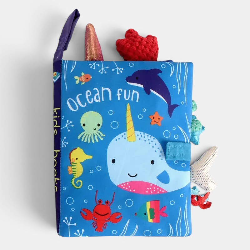 Livre en tissu Petit Éveil Montessori jaune avec des illustrations d'animaux de jardin : lapin, coccinelle, escargot, chenille, abeille et libellule.