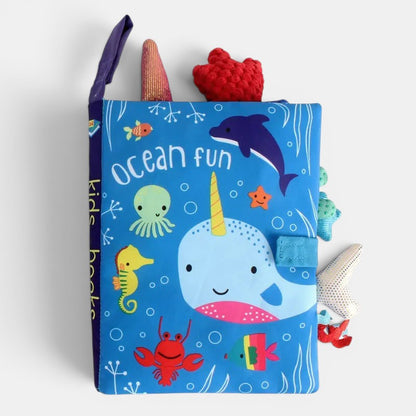 Livre en tissu Petit Éveil Montessori jaune avec des illustrations d'animaux de jardin : lapin, coccinelle, escargot, chenille, abeille et libellule.