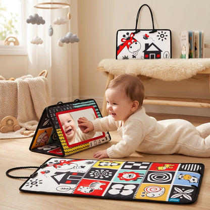 Petit Éveil Montessori miroir d'éveil sensoriel noir et blanc avec un bébé souriant interagissant avec le miroir.