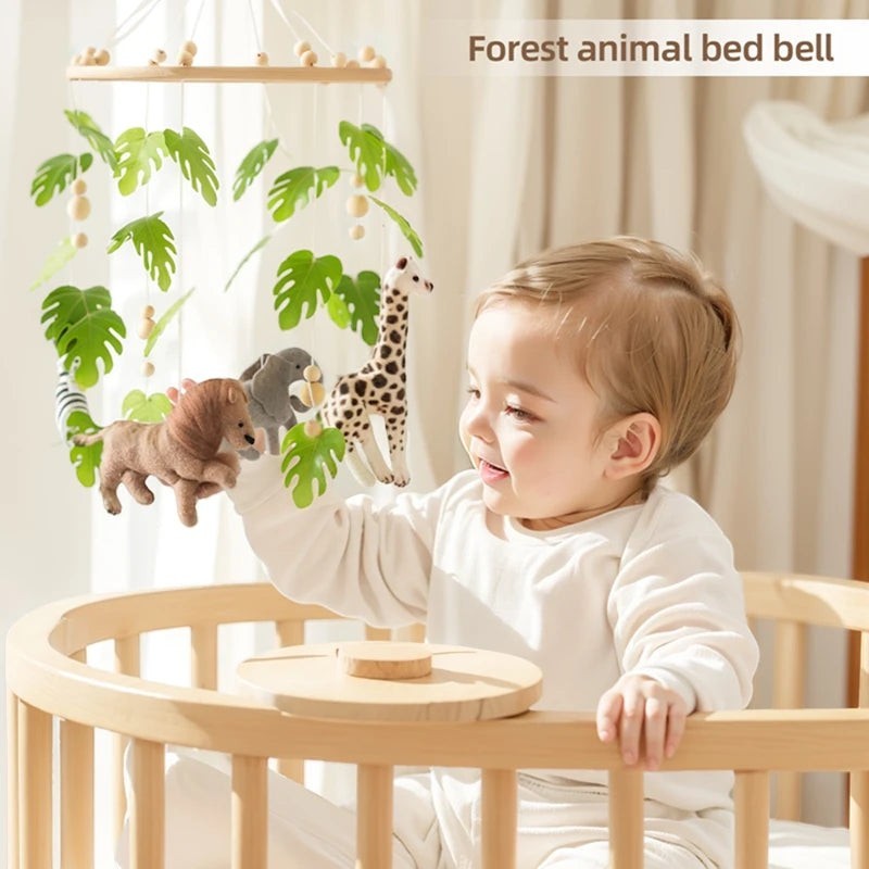 Petit Éveil Montessori mobile en feutre pour berceau avec animaux de la forêt et feuilles vertes, idéal pour l'éveil visuel de bébé.