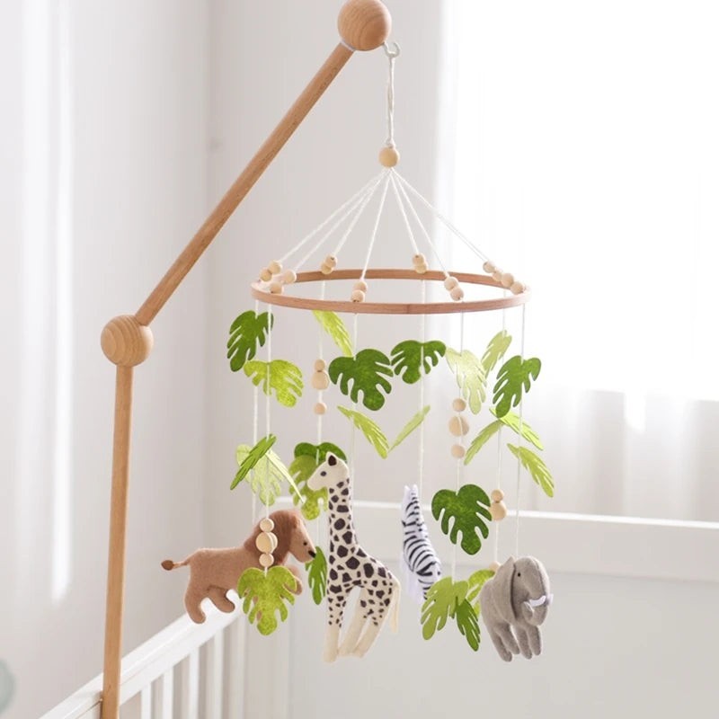 Petit Éveil Montessori mobile en feutre pour berceau avec animaux de la savane et feuilles vertes.