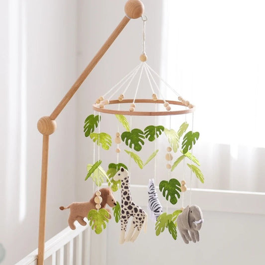 Petit Éveil Montessori mobile en feutre pour berceau avec animaux de la savane et feuilles vertes.