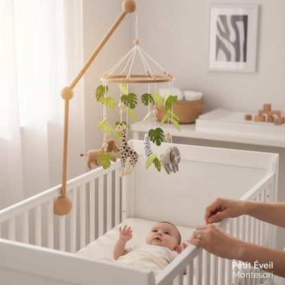 Petit Éveil Montessori mobile en feutre pour berceau avec animaux de la savane et feuilles vertes.