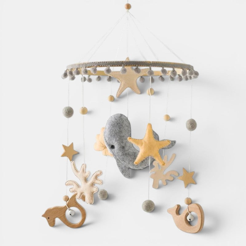 Petit Éveil Montessori - Mobile hochet en feutre gris et jaune avec baleine, étoiles et animaux marins pour berceau.