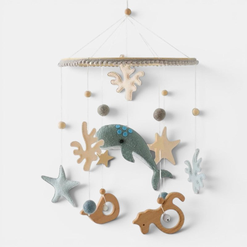 Petit Éveil Montessori - Mobile hochet en feutre pour berceau, thème marin avec baleine, étoiles et coraux, couleurs douces.