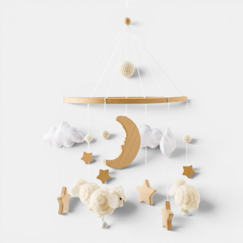 Mobile hochet en feutre Petit Éveil Montessori avec moutons, étoiles, nuages et lune en bois.