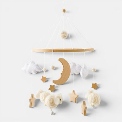 Mobile hochet en feutre Petit Éveil Montessori avec moutons, étoiles, nuages et lune en bois.