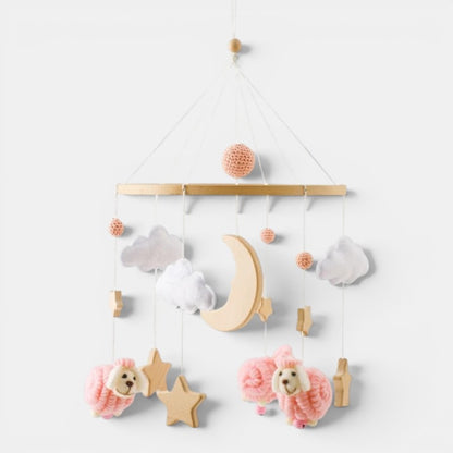 Petit Éveil Montessori mobile en feutre pour berceau avec moutons roses, étoiles en bois, nuages et lune.