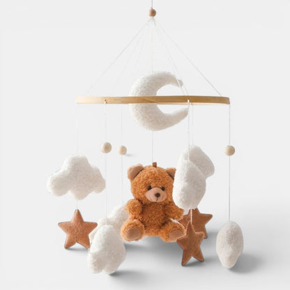 Petit Éveil Montessori mobile en feutre avec un ours brun, des étoiles et des nuages blancs, idéal pour berceau.