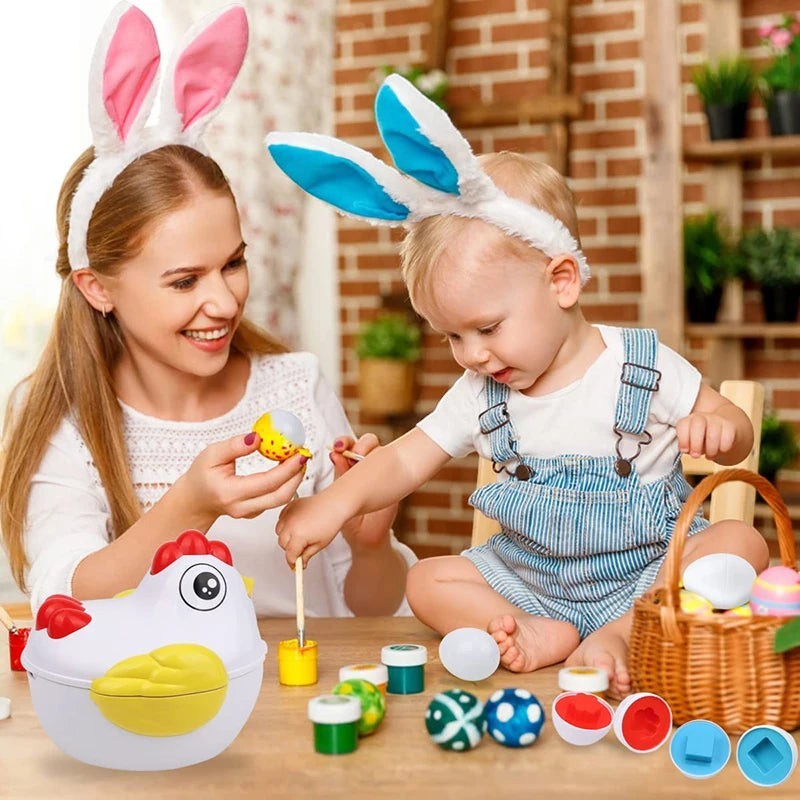 Petit Éveil Montessori : Maman et bébé jouent avec des œufs sensoriels colorés pour apprendre les formes et les couleurs.