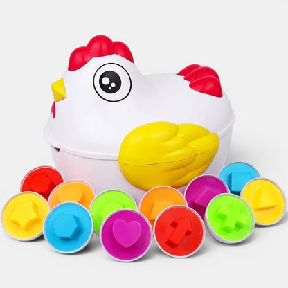 Petit Éveil Montessori : poule blanche avec des œufs colorés pour trier les formes (cœur, étoile, flèche, etc.) et les couleurs.