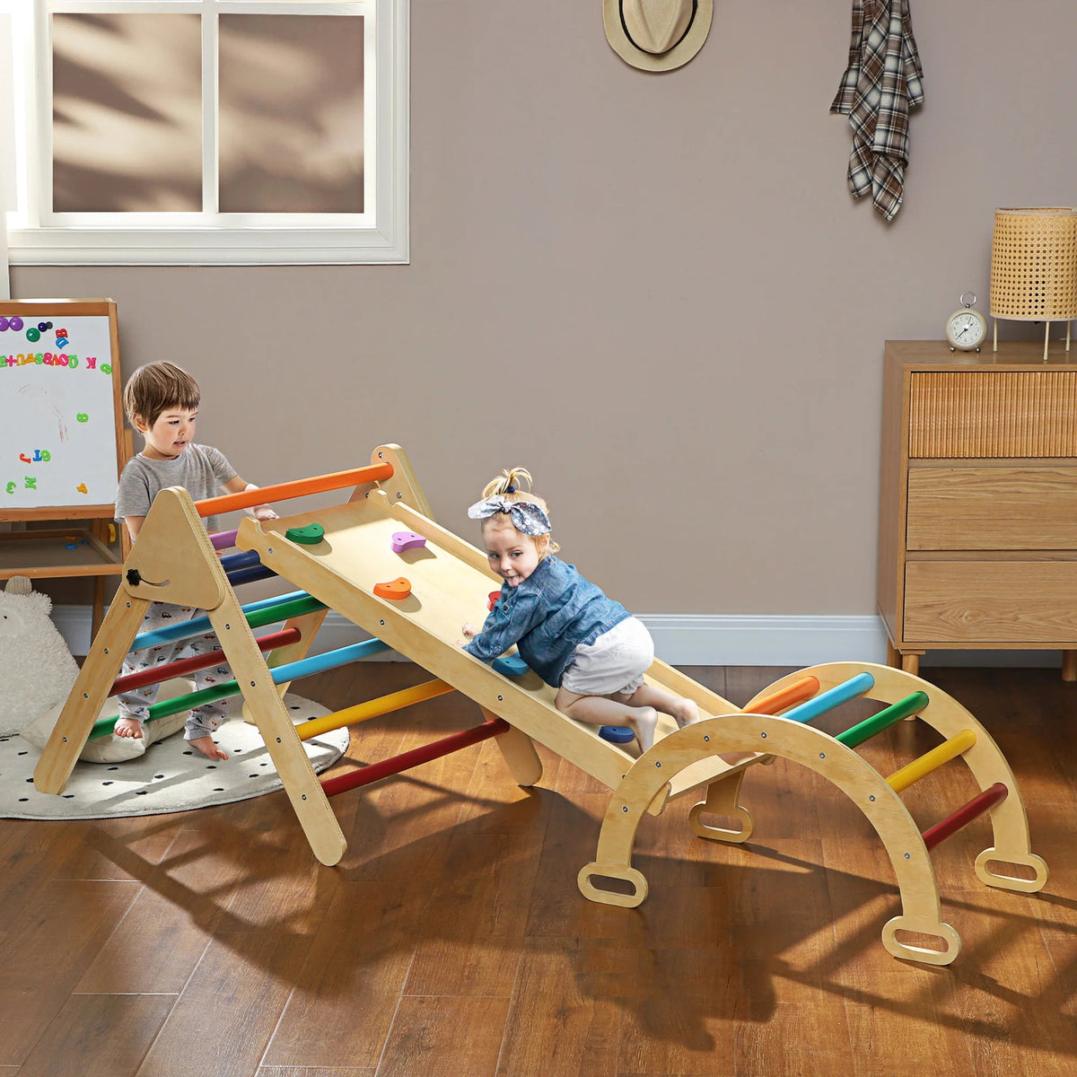 Enfants jouant sur un parcours de motricité Petit Éveil Montessori 5-en-1 en bois avec triangle, arche et toboggan