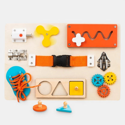 Planche occupée en bois Petit Éveil Montessori avec engrenages, lacets, loquets et formes colorées pour tout-petits.