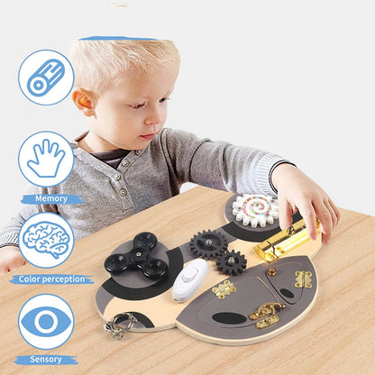 Enfant jouant avec une planche occupée en bois Petit Éveil Montessori, jouet sensoriel éducatif pour tout-petits.