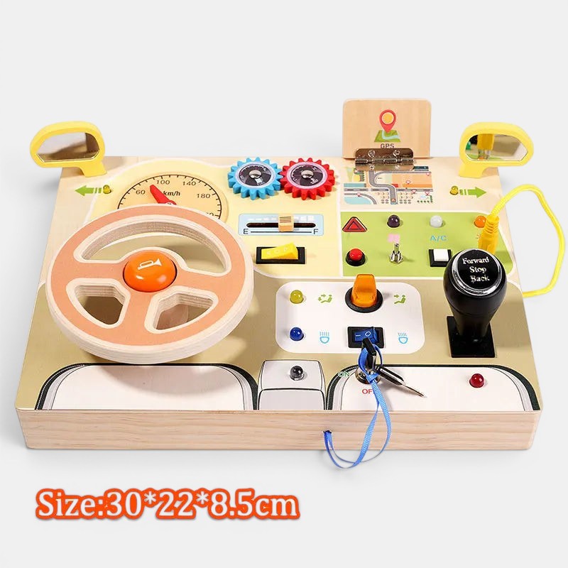 Planche d'activités Montessori en bois pour enfant, avec volant, levier de vitesse, clés et tableau de bord.