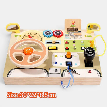 Planche d'activités Montessori en bois pour enfant, avec volant, levier de vitesse, clés et tableau de bord.