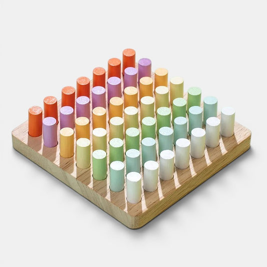 Planche Montessori en bois avec des pions colorés pastel et vifs pour l'apprentissage des couleurs et la motricité.