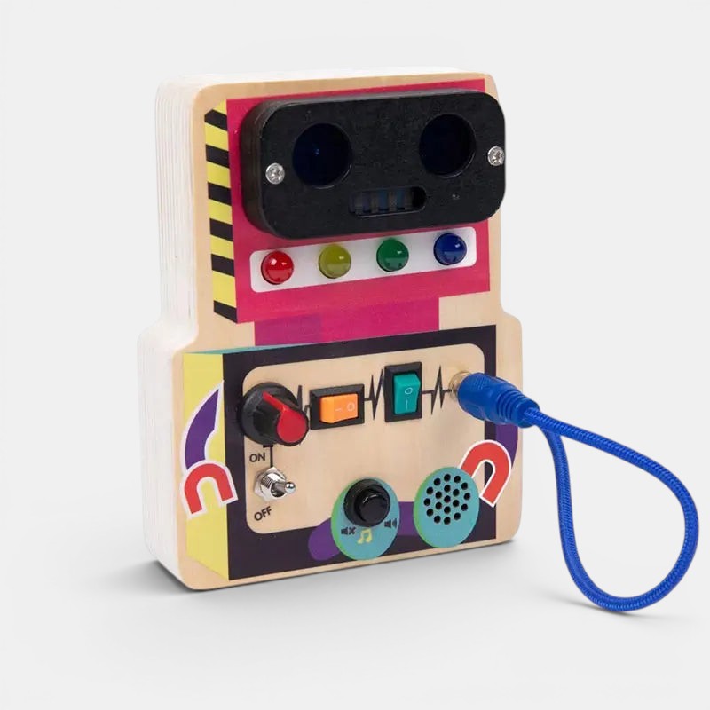 Planche occupée en bois Petit Éveil Montessori avec interrupteurs, boutons et outils pour enfants.