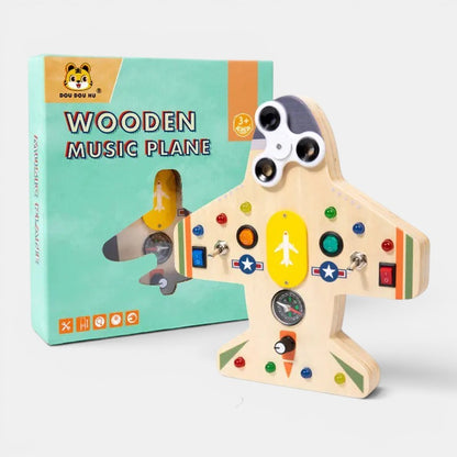 Planche occupée en bois Petit Éveil Montessori en forme d'avion avec interrupteurs, boutons et une toupie.