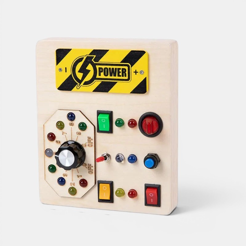 Planche occupée en bois Petit Éveil Montessori avec interrupteurs, boutons et cadran pour l'apprentissage de la motricité fine.