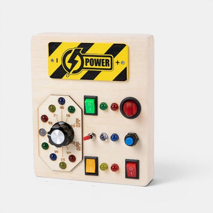 Planche occupée en bois Petit Éveil Montessori avec interrupteurs, boutons et cadran pour l'apprentissage de la motricité fine.