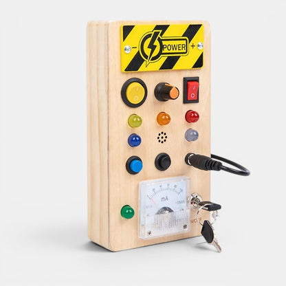 Planche occupée en bois Petit Éveil Montessori avec interrupteurs, boutons, indicateur et clés pour l'éveil des tout-petits.