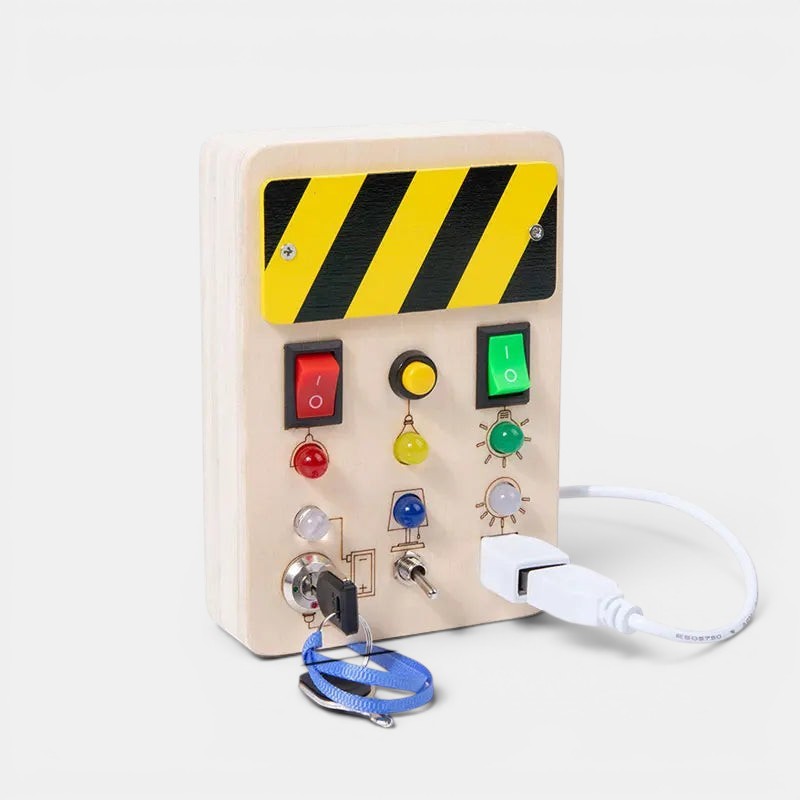 Planche occupée Montessori en bois avec interrupteurs, lumières, clé et prise USB pour l'apprentissage des enfants par Petit Éveil Montessori.