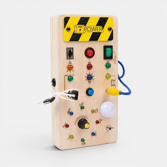 Planche occupée en bois Petit Éveil Montessori avec interrupteurs, boutons, lumières et prise jack pour l'apprentissage des tout-petits.
