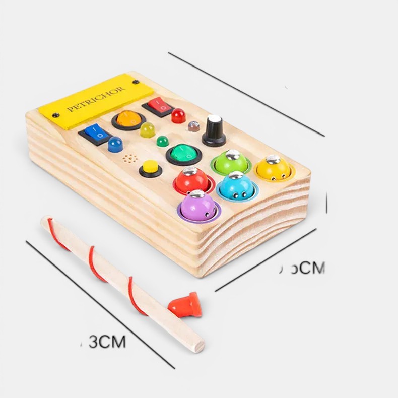 Planche occupée Montessori en bois avec des planètes, interrupteurs et boutons pour l'apprentissage des enfants par Petit Éveil Montessori.