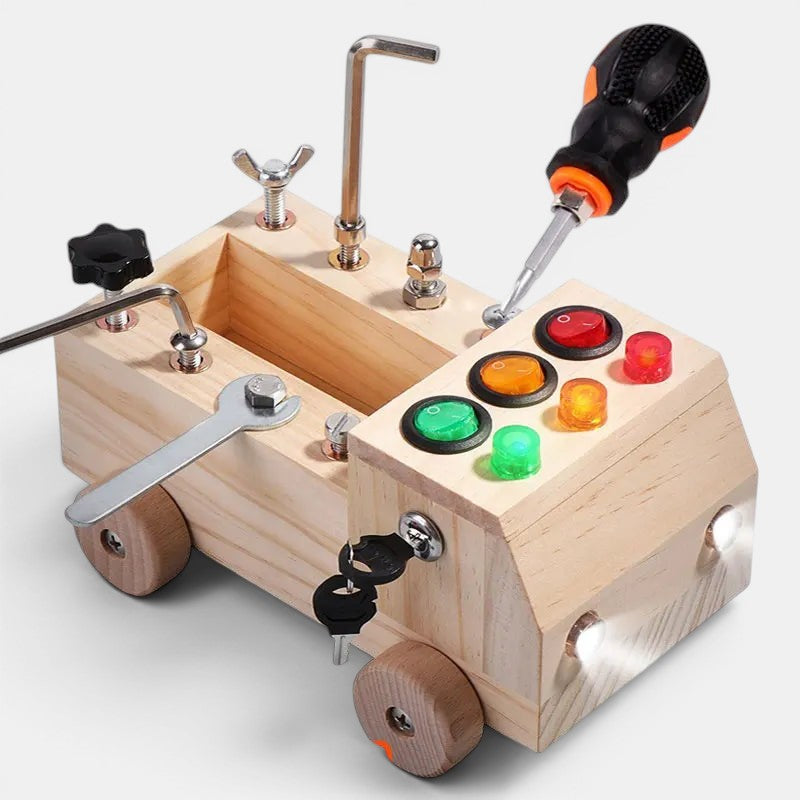 Planche occupée en bois Petit Éveil Montessori avec interrupteurs, lumières LED, clé et boutons pour l'apprentissage de la motricité fine.