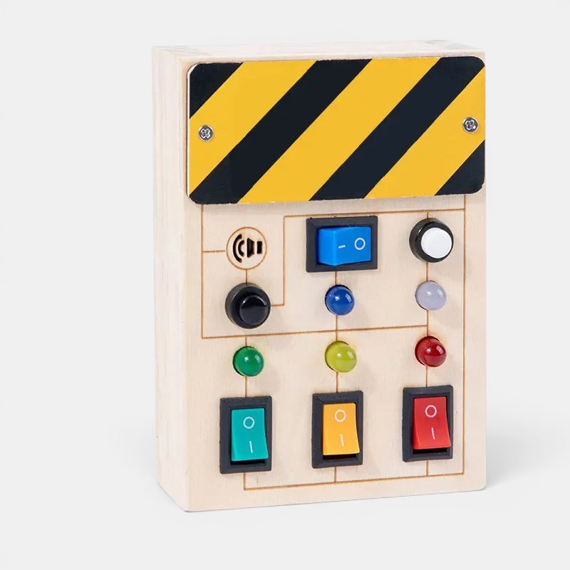 Planche occupée Petit Éveil Montessori en bois avec interrupteurs, boutons et indicateurs lumineux pour l'apprentissage des tout-petits.
