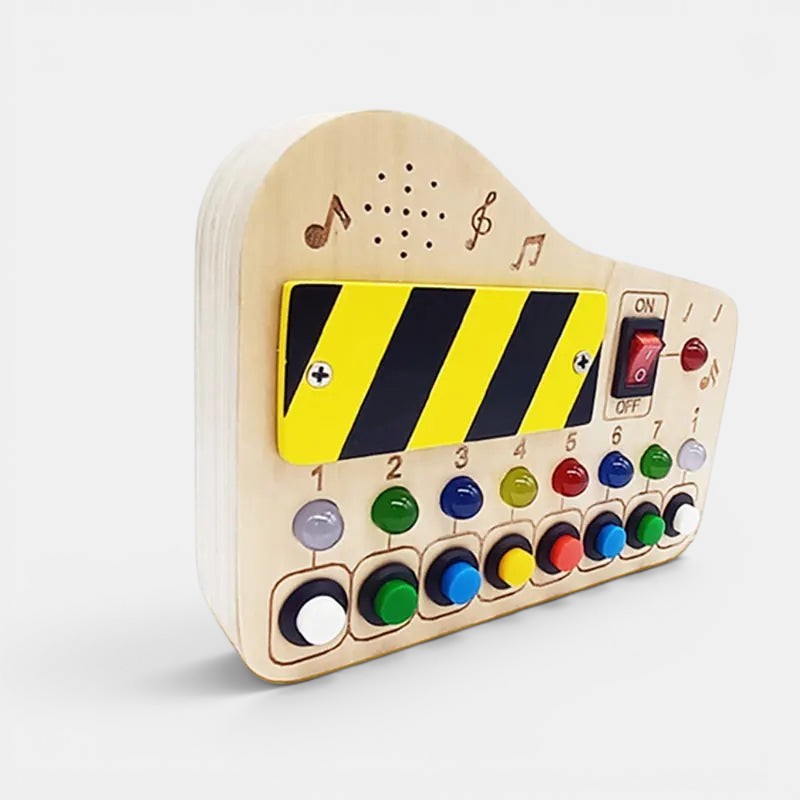 Planche occupée Petit Éveil Montessori en bois avec interrupteurs, boutons et indicateurs pour l'apprentissage des tout-petits.