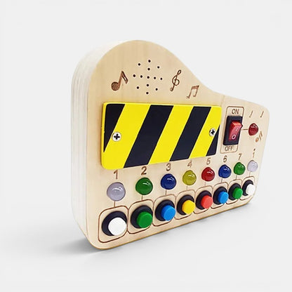 Planche occupée Petit Éveil Montessori en bois avec interrupteurs, boutons et indicateurs pour l'apprentissage des tout-petits.