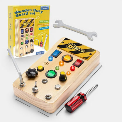 Planche occupée en bois Petit Éveil Montessori avec interrupteurs, boutons et outils pour enfants.