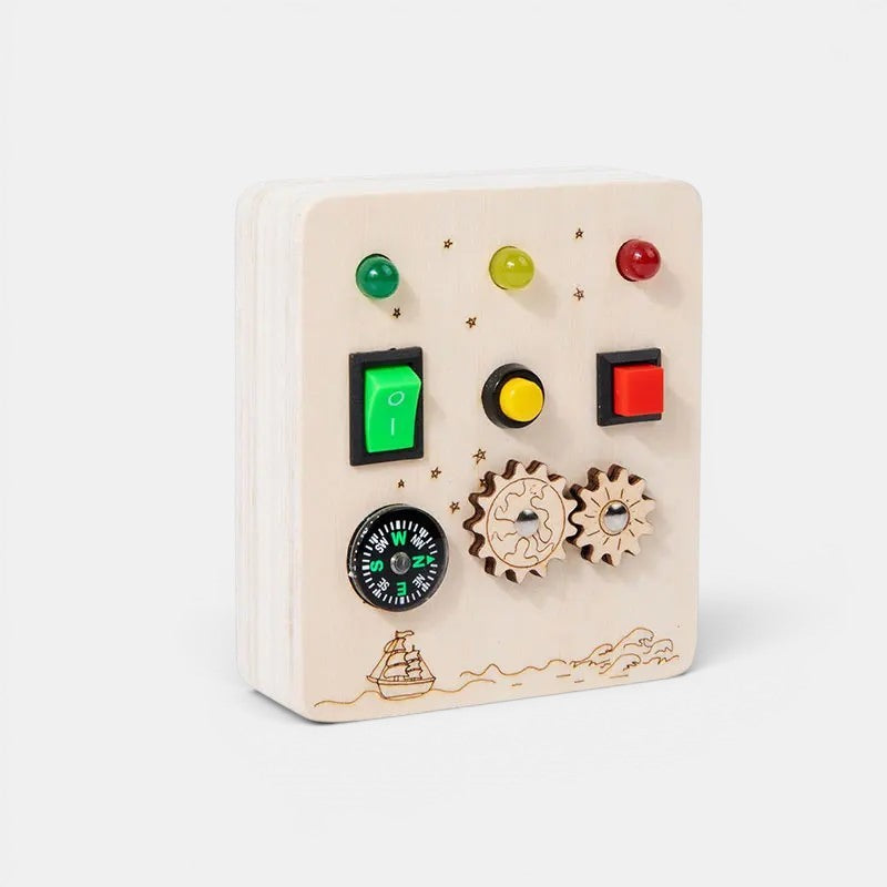 Planche occupée Montessori en bois avec interrupteurs, engrenages, boussole et bouton pour enfants. Petit Éveil Montessori.
