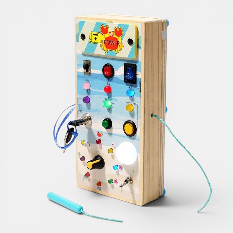 Planche occupée en bois Petit Éveil Montessori avec interrupteurs, lumières LED, clé et boutons pour l'apprentissage de la motricité fine.