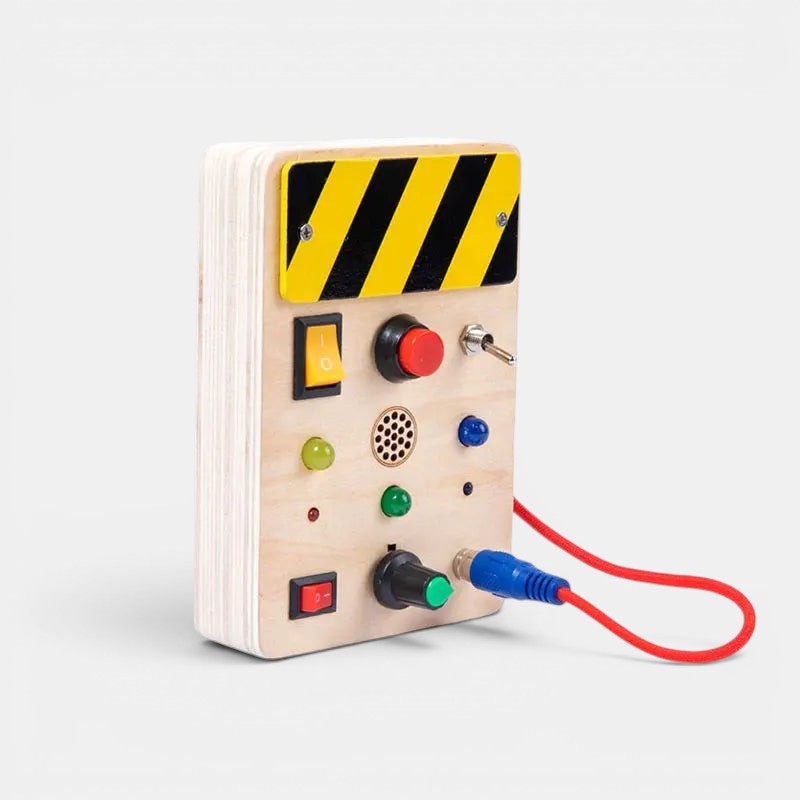 Planche occupée Montessori en bois avec interrupteurs, boutons et prise pour enfant. Idéal pour la motricité fine.