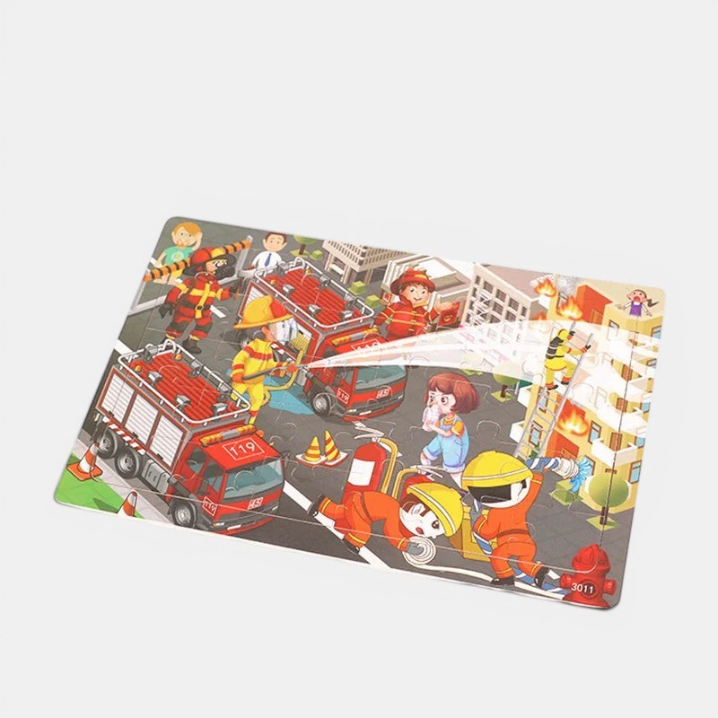 Puzzle 3D Petit Éveil Montessori sur le thème des pompiers, avec camions rouges, personnages et bâtiments en feu.