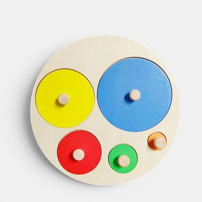 Jeu de tri Montessori en bois Petit Éveil Montessori avec des cercles colorés : bleu, jaune, rouge, vert et orange.