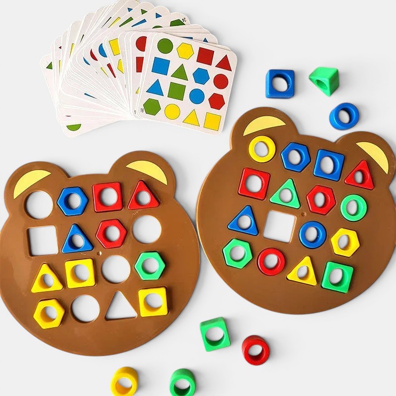 Petit Éveil Montessori : puzzle éducatif en forme d'ours avec blocs de formes colorées (rouge, bleu, jaune, vert) pour apprendre les formes et la motricité.