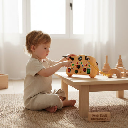 Petit Éveil Montessori, tableau d'activités en bois avec interrupteurs, boutons et boussole pour enfants.