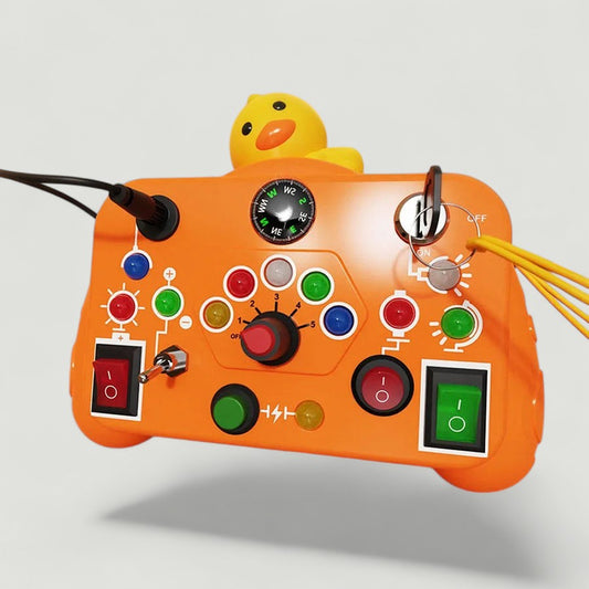 Tableau d'activités Petit Éveil Montessori orange avec un canard jaune, boutons, interrupteurs et boussole.