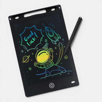 Tablette de dessin LCD Petit Éveil Montessori avec stylet, affichant un astronaute, une fusée et "Good Luck!" en couleurs arc-en-ciel.