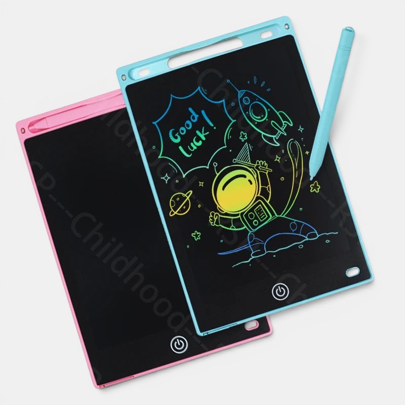 Petit Éveil Montessori tablette de dessin LCD bleue avec un astronaute et une fusée, stylet inclus. Tablette rose à côté.