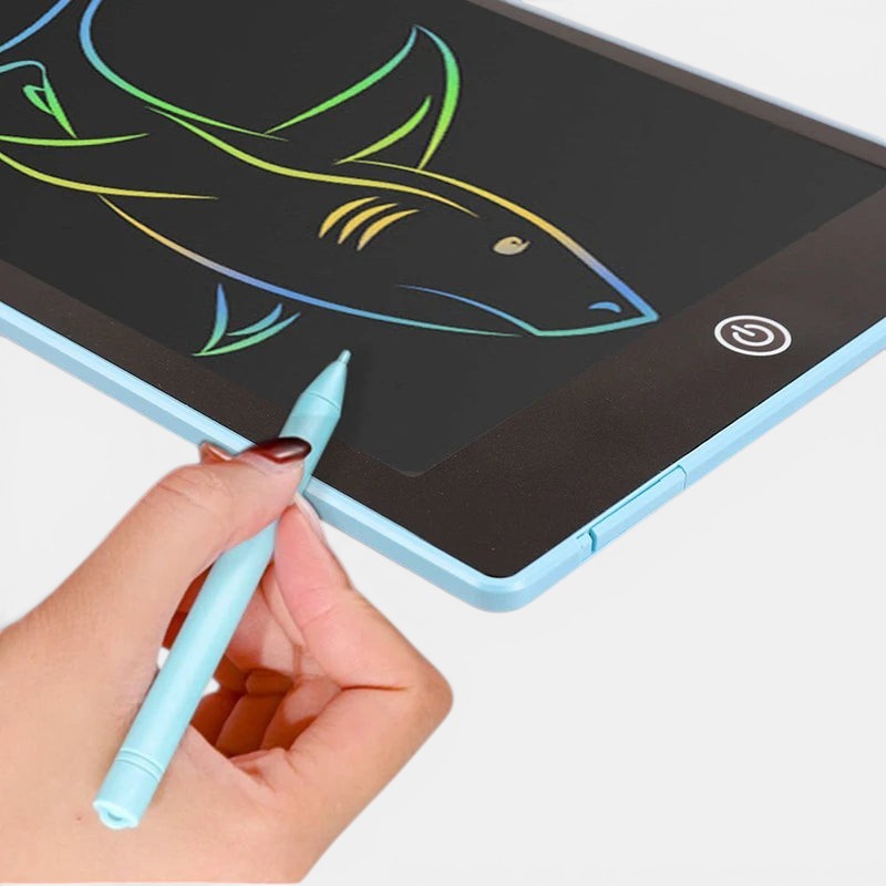 Tablette de dessin LCD Petit Éveil Montessori bleue avec un requin coloré dessiné et un stylet tenu par une main.