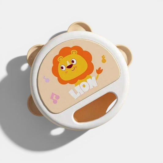 Tambourin à claquettes Petit Éveil Montessori blanc et beige avec un dessin de lion et des notes de musique. Idéal pour l'éveil musical.